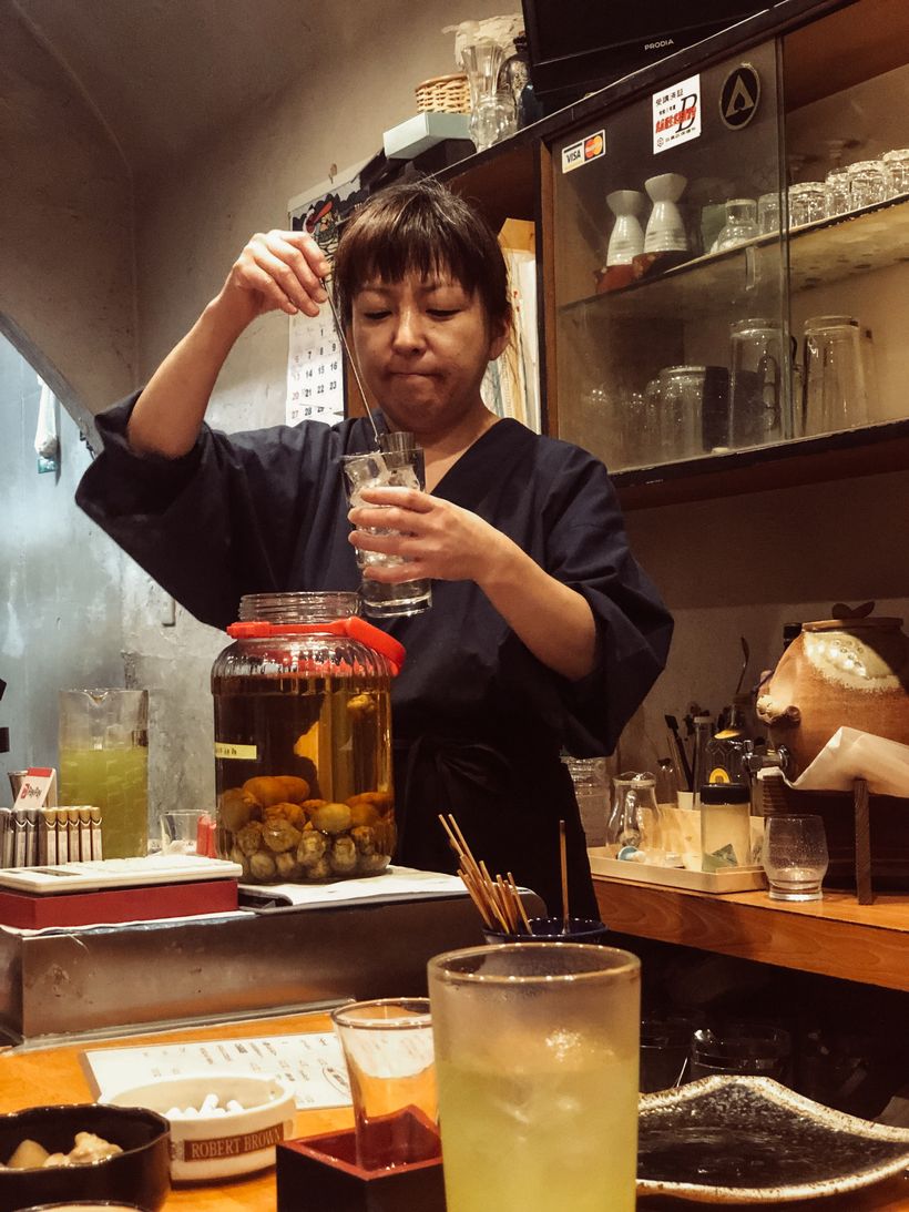 Pour umeshu into a highball class